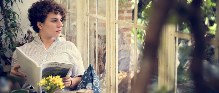 woman-relaxing-while-reading-a-book-PUFABRJ